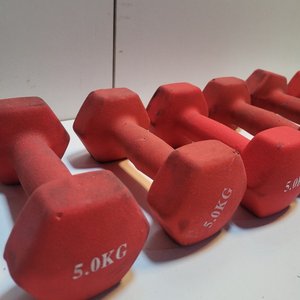Set de 6 Mancuernas Rojas de 5 kg - imagen 4