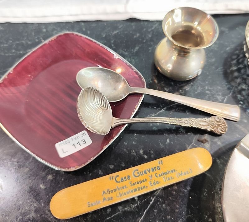 Gran lote de pequeños platitos en metal esmaltado noruego con detalles y accesorios - imagen 2