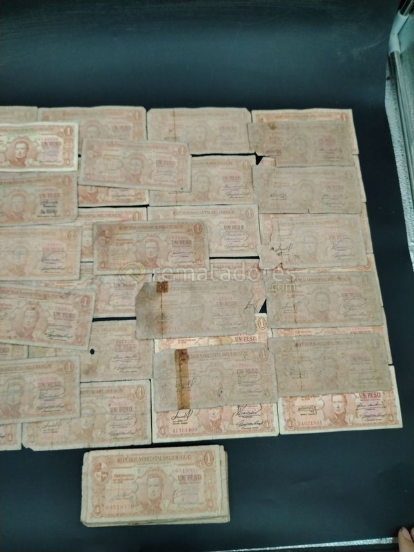 Lote de Billetes Uruguayos "Un Peso" y Moneda Antigua