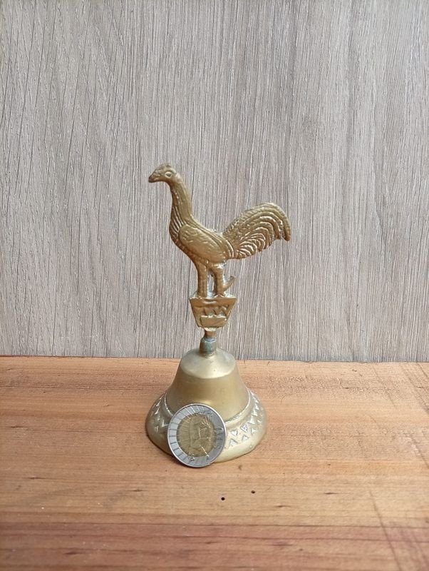 Campaña de Bronce con Fisionomía de Gallo y Badajo