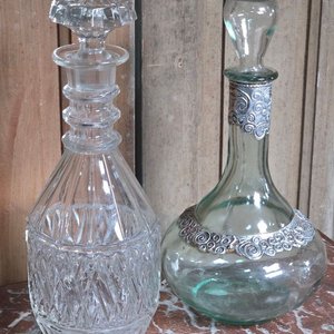 Botellón para Whisky en Cristal Tallado y Licorera de Vidrio con Repujes Metálicos - imagen 3