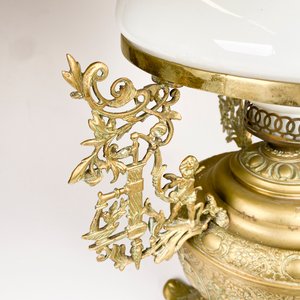 Lámpara de Bronce Labrada con Depósito y Asas Decoradas, Pantalla Opalina - imagen 3