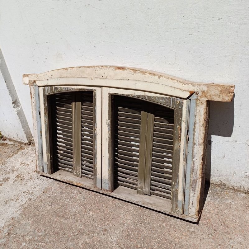 Ventana de dos hojas batientes con celosías en madera - imagen 3