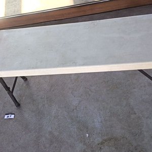 Banco Plegable Tipo Valija - Estructura de Alta Resistencia Banco corrido multiuso plegable a la mitad. Cuenta con una superficie de polietileno de alta densidad (HDPE) resistente a la intemperie y protección UV, ideal tanto para interiores como para exteriores. Medidas aproximadas: 183 cm de largo × 29,50 cm de ancho × 43,50 cm de alto - imagen 6