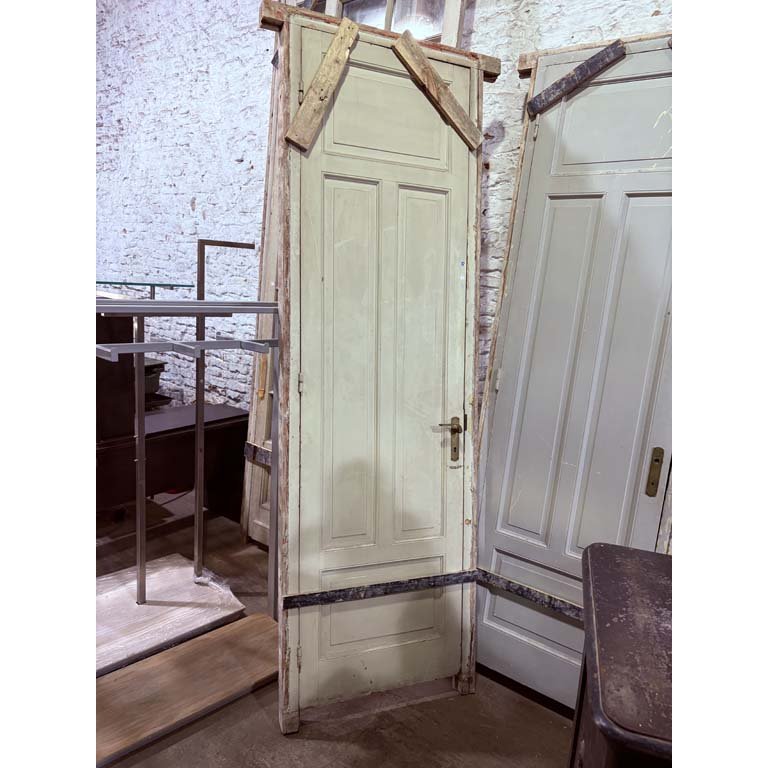 Lote siguiente: Puerta de madera con marco antiguo