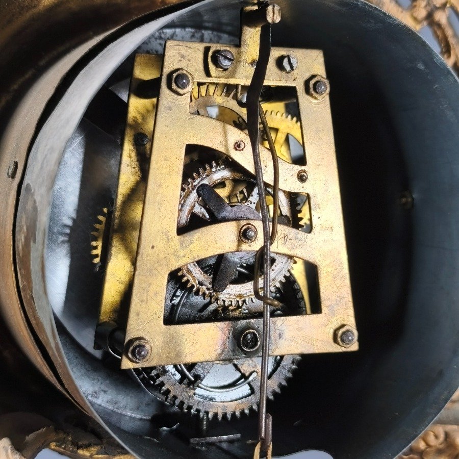 Relojes de Sobremesa Antiguos Francés con Estructura Ornamental y Columnas en Alabastro - imagen 12