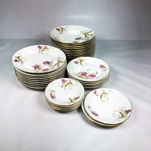 Set de 33 Platos de Porcelana Limoges Blancos con Flores y Borde Dorado - imagen 2