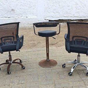 Dos Sillas de Oficina y Taburete con Detalles – Se Vende a la Vista - imagen 2