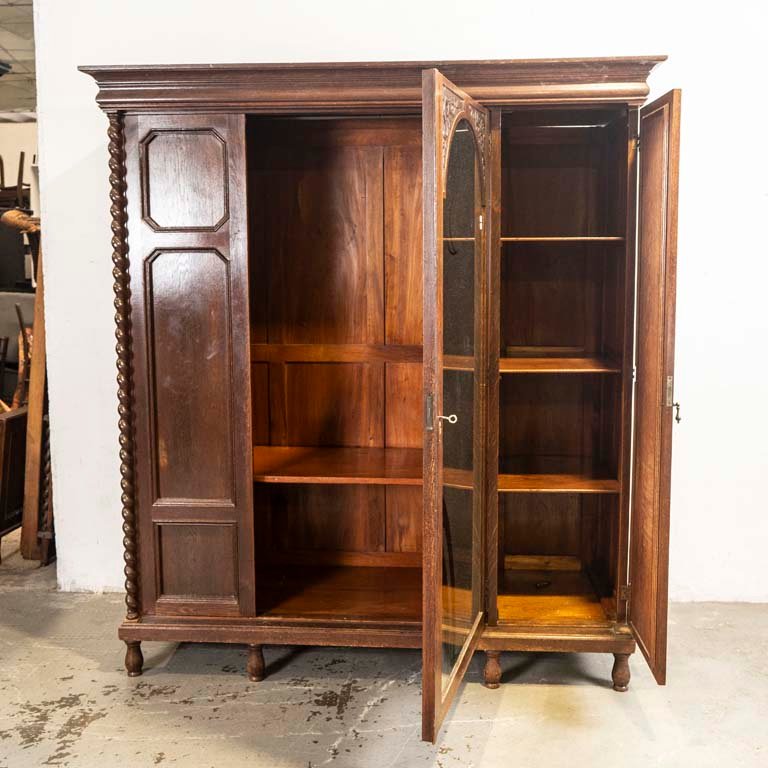 Ropero estilo jacobino en roble tallado, tres puertas con espejo biselado - imagen 3