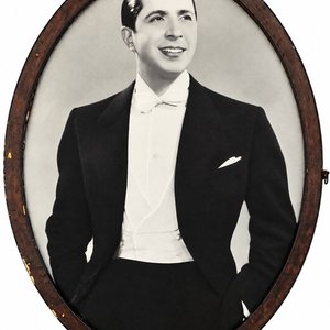 Cuadro de Carlos Gardel, Retrato Clásico en Marco Ovalado - imagen 2