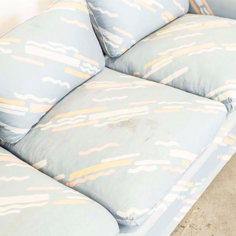 Sofá de tres cuerpos tapizado en tela estampada con fondo celeste - imagen 3