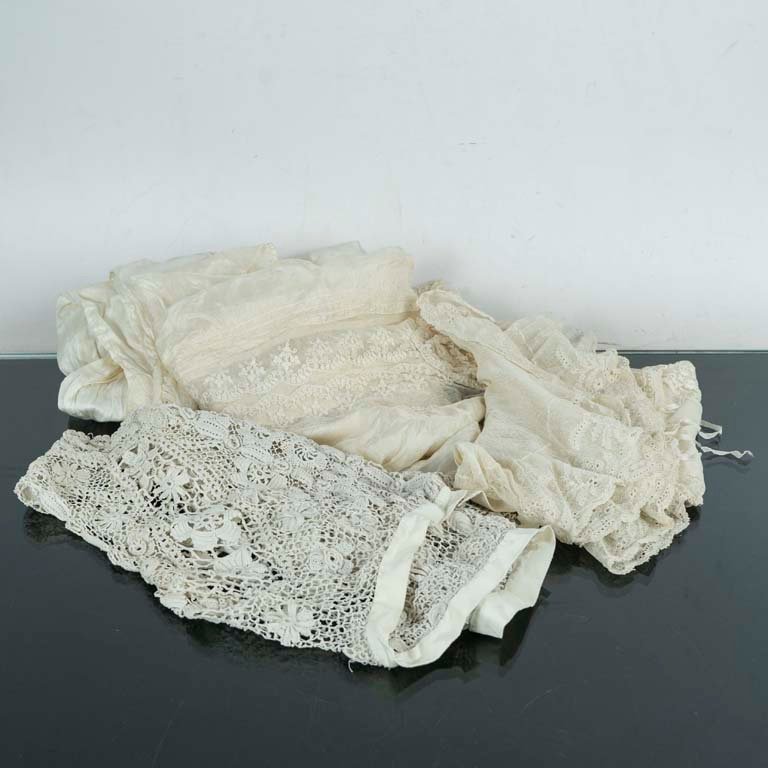 Lote anterior: Prendas de encaje blanco antiguas