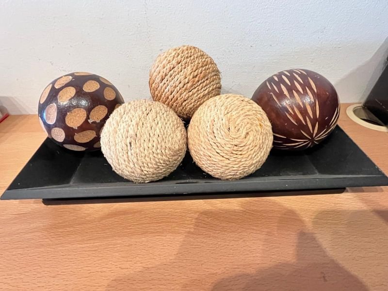 Despojador centro de mesa con esferas de fibras y madera