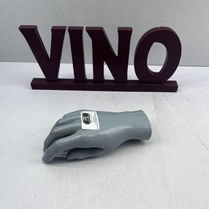 Lote siguiente: Cartel "Vino" y Mano de Maniquí Gris