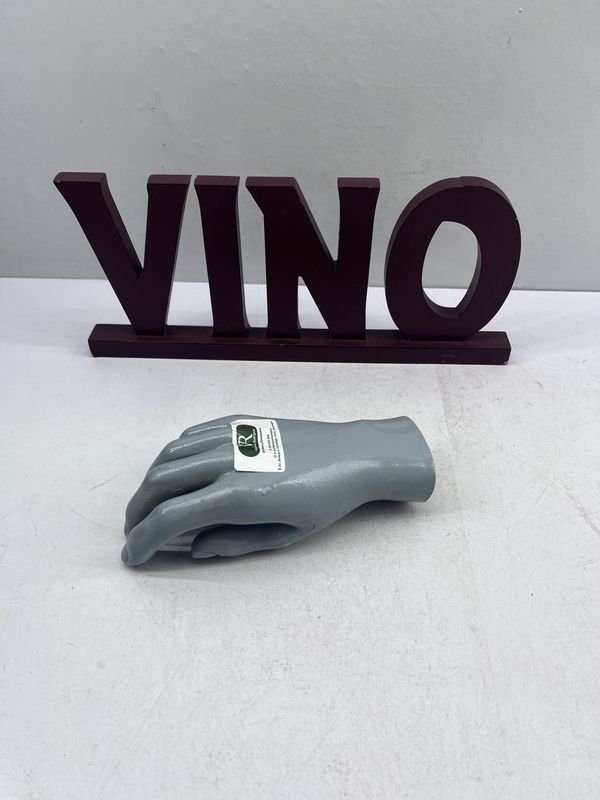 Cartel "Vino" y Mano de Maniquí Gris