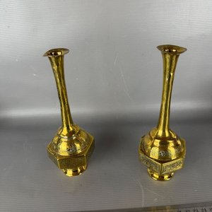 Par de Floreros de Bronce con Grabados Ornamentales - imagen 3