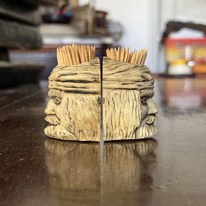 Porta Palillos Escultura Doble Cara con Rostros Tallados - imagen 2