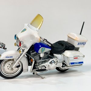 Dos Maquetas Maisto Harley Davidson: FLH Electra Glide Bordo y FLHT Policía NYPD - imagen 3
