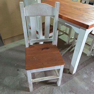 Juego de Comedor de Madera: Mesa y 4 Sillas en Excelente Estado - imagen 4