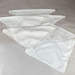Lote anterior: Seis Servilletas Antiguas de Tela Blanca con Diseño