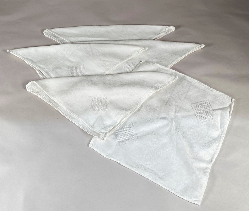 Seis Servilletas Antiguas de Tela Blanca con Diseño