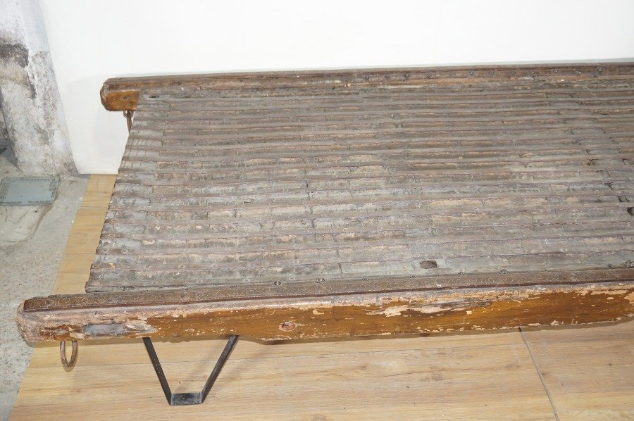 Mesa de madera con estructura metálica y vidrio - imagen 4