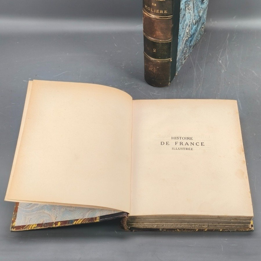 Libros antiguos y modernos, con detalles de estilo y materiales - imagen 13