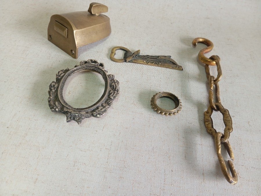 Lote siguiente: Cerradura de bronce y accesorios