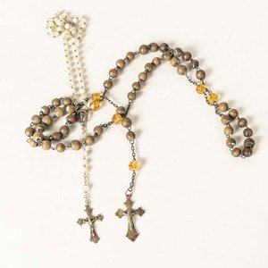 Lote siguiente: Dos rosarios religiosos, uno de nácar