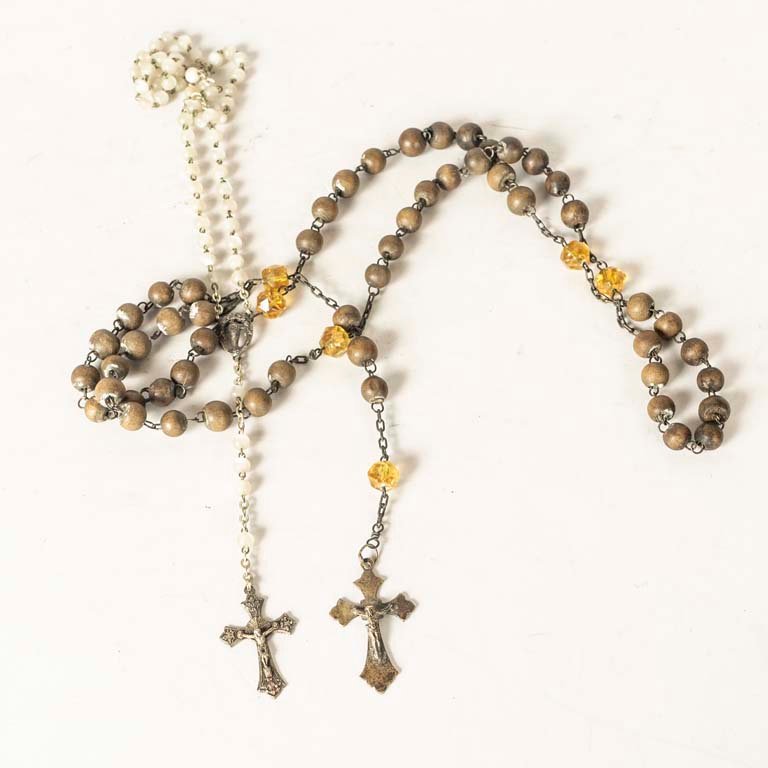 Dos rosarios religiosos, uno de nácar