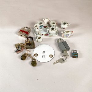 Lote de Candados Antiguos con Llave y Miniaturas de Porcelana - imagen 1
