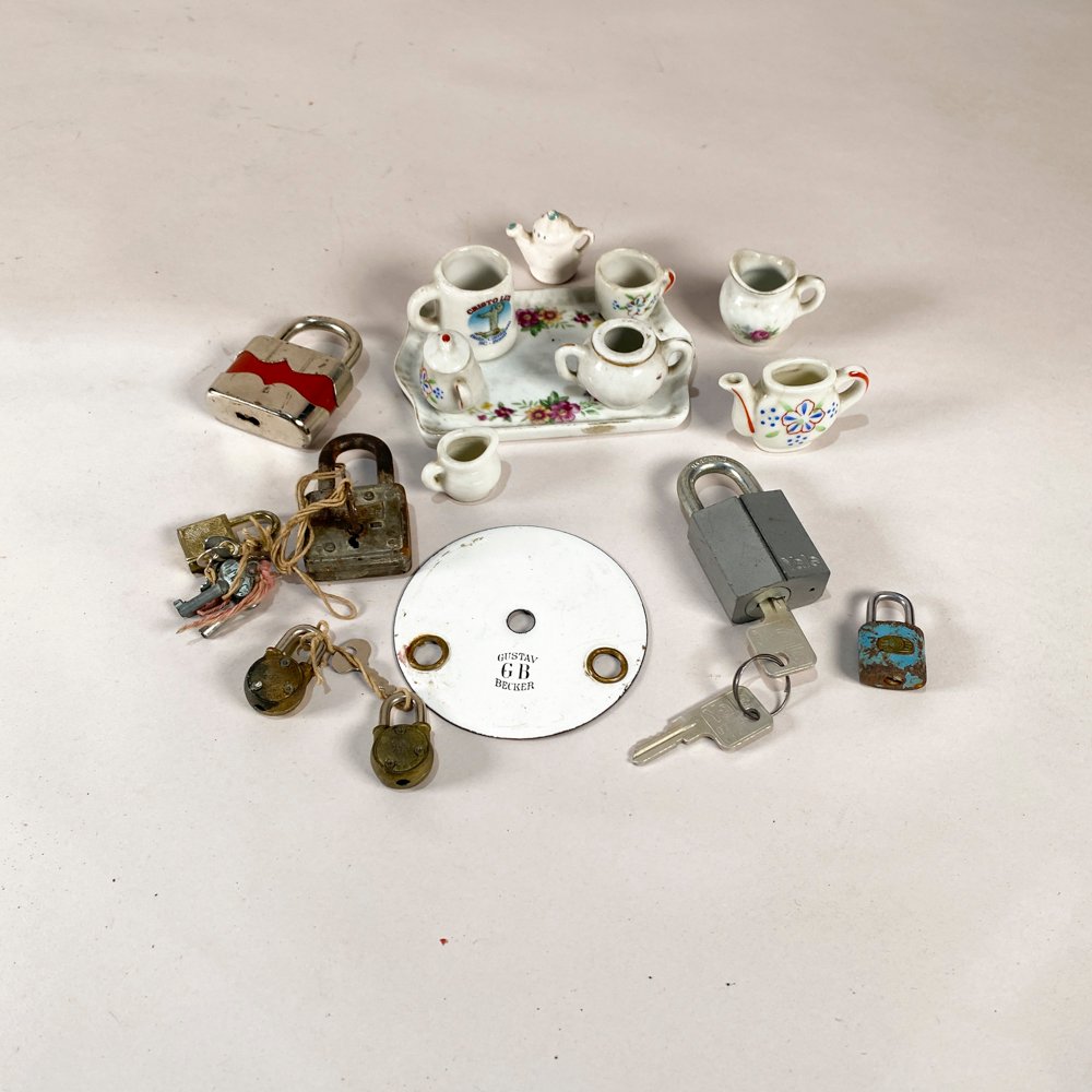 Lote de Candados Antiguos con Llave y Miniaturas de Porcelana