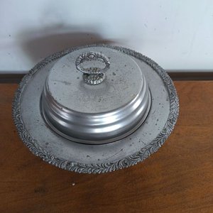 Centro de Mesa Metálico con Tapa y Patas Decoradas - imagen 2