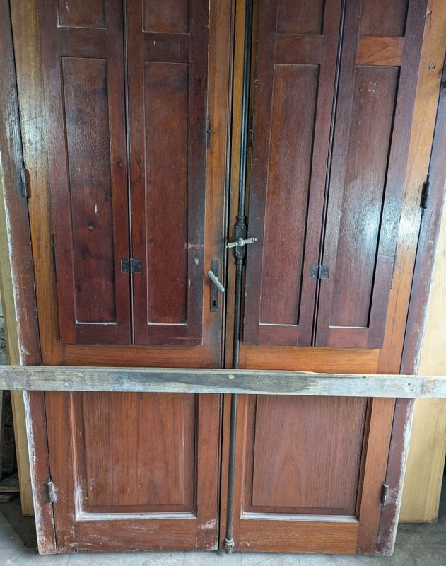 Puerta antigua con par de hojas batientes y detalles ornamentales - imagen 3