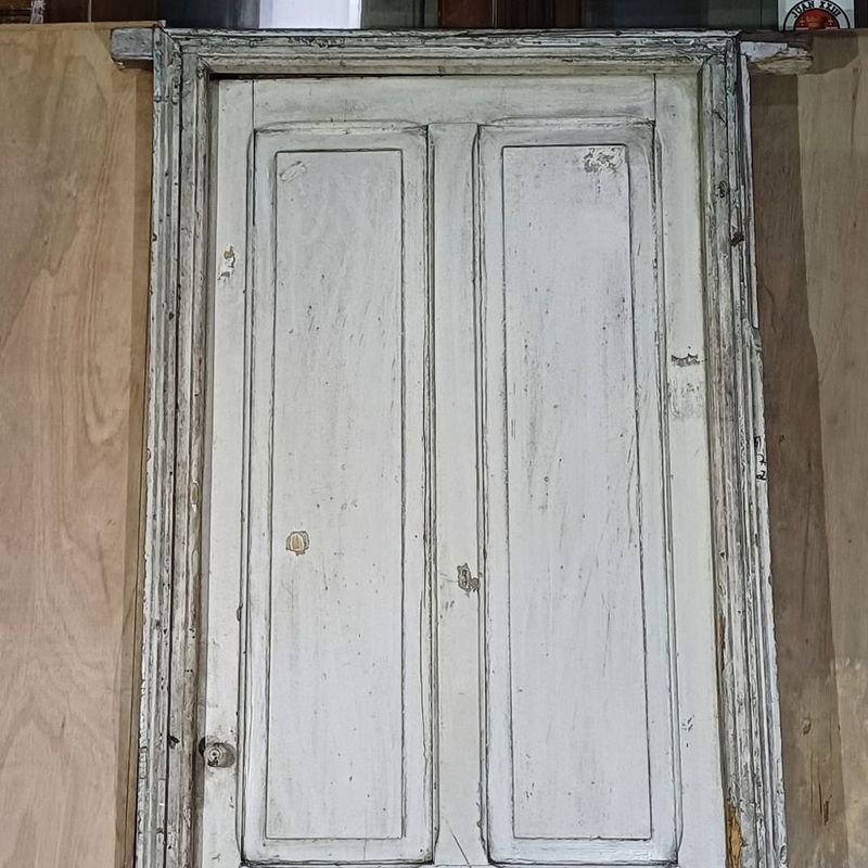 Puerta de madera con problemas de pintura y desgaste - imagen 3