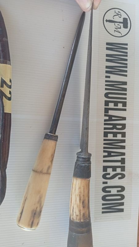 Cuchillo con chaira y vaina de madera - imagen 3