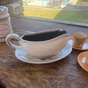 Conjunto de Pocillos de Porcelana con Platillos, Frasco para Café y Salsero de Cerámica - imagen 14