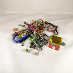 Lote anterior: Lote Variado de Bijouterie: Collares, Pulseras, Anillos y Caravanas