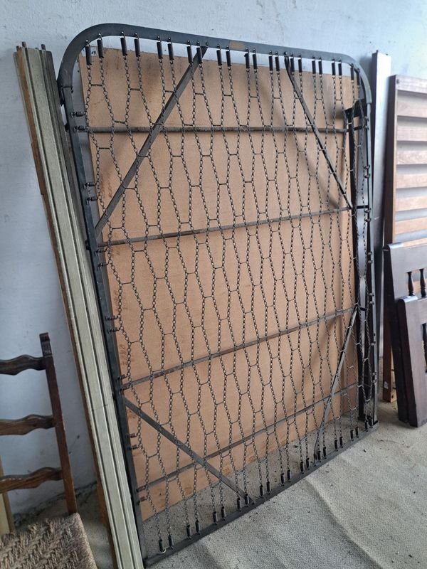 Lote siguiente: Cama antigua de madera con diseño de cana y metal