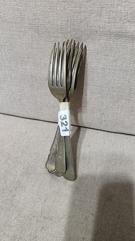 Conjunto de Tenedores Metálicos con Mango Labrado