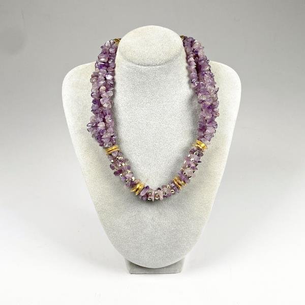 Collar de Cuatro Vueltas con Piedras Amatistas y Detalles Dorados