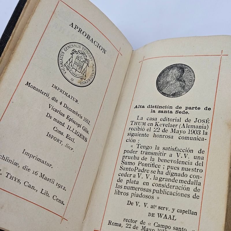 Libro religioso antiguo con imprimatur y ornamentos