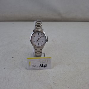 Lote siguiente: Reloj Pulsera Q&Q Tono Plateado Esfera Blanca con Detalles Rojos