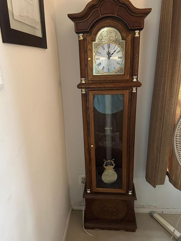 Reloj de pie antiguo con movimiento de cuarzo