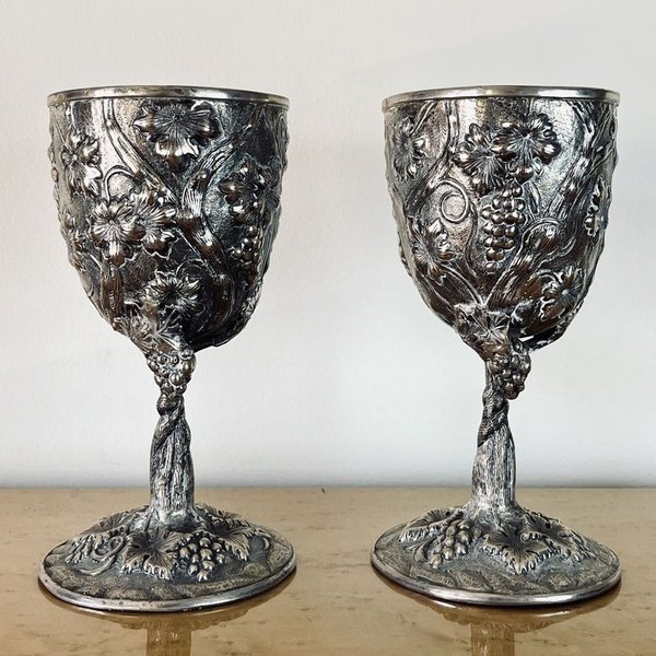 Cálizes antiguos de plata con diseño en relieve - imagen 1