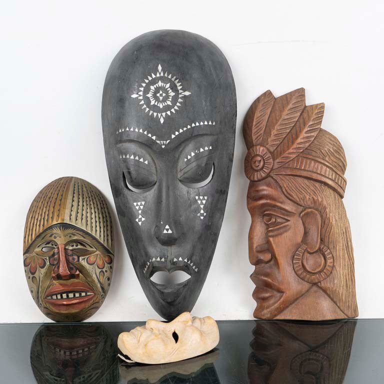 Lote siguiente: Máscaras de madera talladas únicas