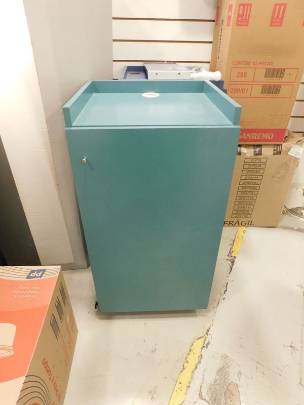 Mueble de comercio con puerta - imagen 1
