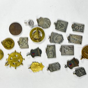 Lote de Dieciséis Medallas y Monedas Varias - imagen 1