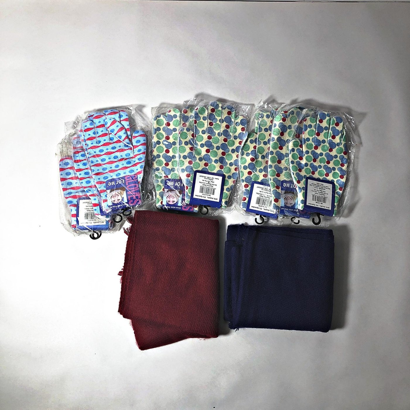Lote de 8 Pares de Guantes y 2 Bufandas