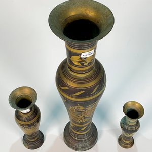 Juego de Tres Floreros Cónicos de Bronce con Decoración Floral - imagen 3